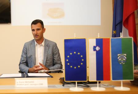 PODPIS POGODBE ZA PRIZIDEK IN FASADNI OVOJ ZD CERKNICA 07B FOTO LJUBO VUKELIČ